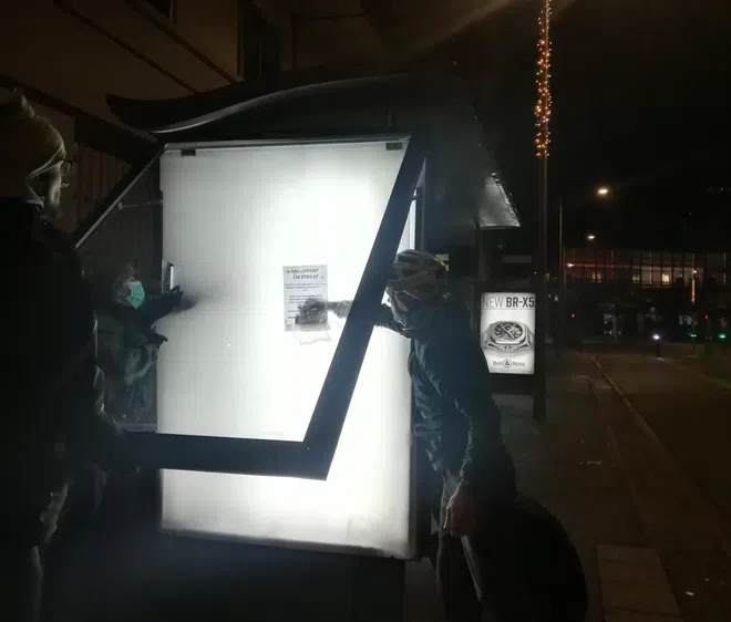 Nouvelle action d’Extinction Rebellion contre la publicité lumineuse à Grenoble au soir du mercredi 21 décembre