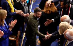 Guerre en Ukraine : Joe Biden, Congrès debout, nouvelle aide militaire... Zelensky accueilli en héros à Washington