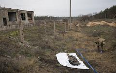 «Les morts ne font plus la guerre» : en Ukraine, une ONG recherche et identifie les corps de soldats