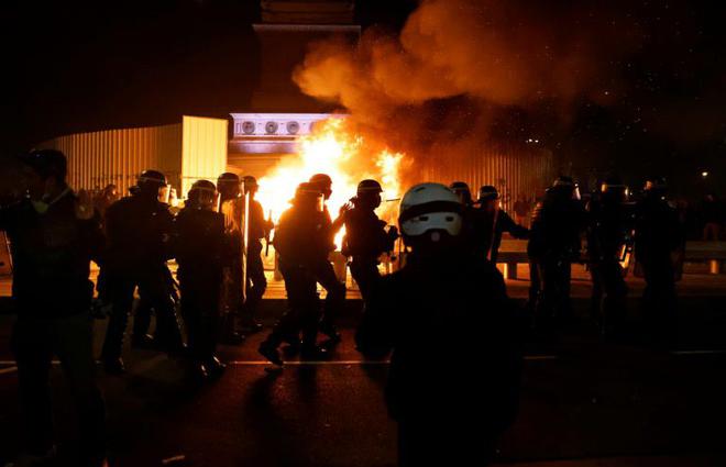 Marches «des libertés» en France: 62 policiers et gendarmes blessés