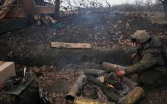 VIDÉO. «Baisse-toi et cours !» : en Ukraine, le quotidien des soldats dans les tranchées du Donbass