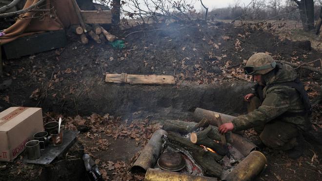 VIDÉO. «Baisse-toi et cours !» : en Ukraine, le quotidien des soldats dans les tranchées du Donbass