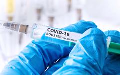 Covid-19 : le rappel vaccinal réduit le risque de décès de 90 % chez les plus fragiles