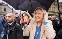 Dans la Marne, Marine Le Pen espère surfer sur les retraites contre Emmanuel Macron