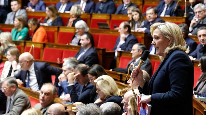 Réforme des retraites : Marine Le Pen dénonce des « manœuvres » d’intimidation contre le groupe RN et annonce porter plainte