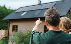 Partager ou financer l'énergie solaire entre voisins, une tendance qui prend son essor partout en France