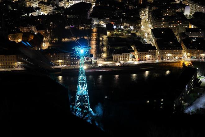 Un pylône des bulles de la Bastille indique par sa couleur la qualité de l’air prévue à Grenoble
