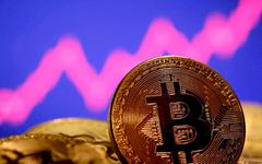 Le bitcoin dépasse 25.000 dollars et monte au plus haut depuis juin