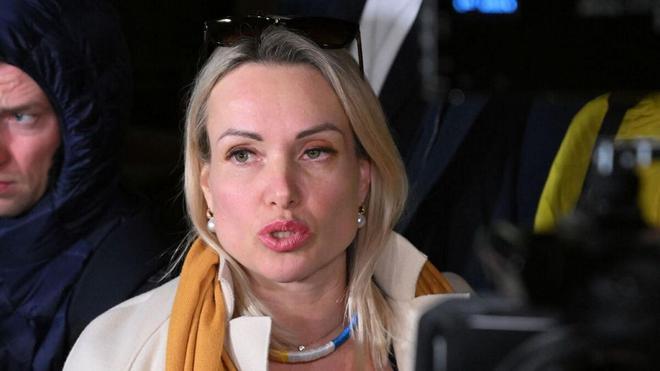 Guerre en Ukraine : la journaliste russe Marina Ovsiannikova réfugiée à Paris