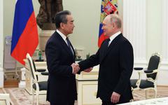 Guerre en Ukraine : la Chine peut-elle sortir de sa neutralité et apporter une aide militaire à la Russie ?