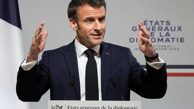 Retraites : Macron invoque des « risques financiers trop grands » pour justifier le 49.3