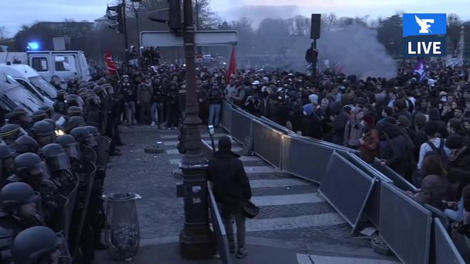 Place de la Concorde, les manifestants se sont barricadés face aux CRS