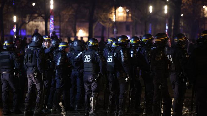 Réforme des retraites : des centaines de personnes manifestent aux Halles, à Paris