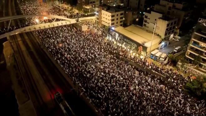 Réforme de la justice en Israël: manifestation à Tel-Aviv après le renvoi du ministre de la Défense