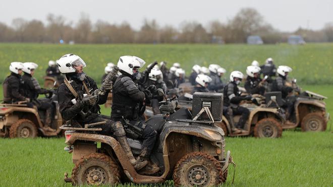 VIDÉO - Accusés d'avoir bloqué les secours à Sainte-Soline, les gendarmes se défendent sur LCI