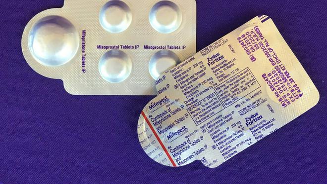 Etats-Unis : la Cour suprême maintient l’accès à la pilule abortive, pour l’instant
