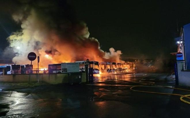 « Allah Akbar », « Nulle divinité en dehors d’Allah » : dix bus incendiés, trois pompes à essence en feu, des tags, et une tentative de mettre le feu à une cinquantaine de bouteille de gaz, un individu sème le chaos en Seine-et-Marne. Aussitôt déclaré « i