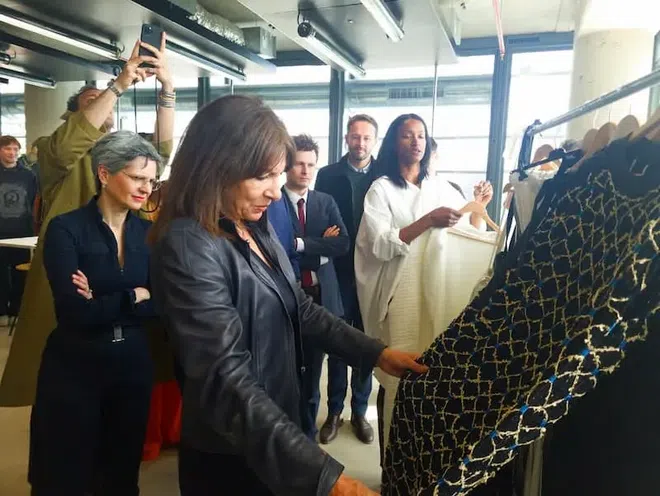 Anne Hidalgo inaugure des ateliers de mode uniques à Paris