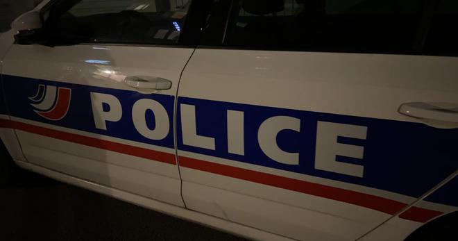 Le voleur intercepté par les voisins en attendant la police