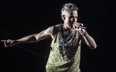Atteint de Covid long, Robbie Williams contraint de faire une pause lors d'un concert