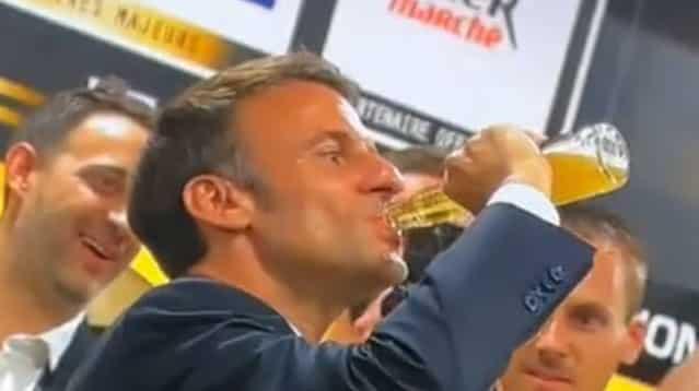 Finale du Top 14 : Emmanuel Macron boit une bière d'une traite dans les vestiaires des Toulousains