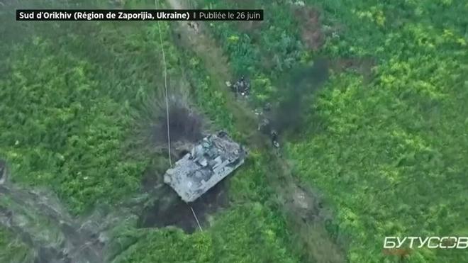 VIDÉO - Guerre en Ukraine : l'impressionnant sauvetage de soldats pris au piège par un champ de mines russes