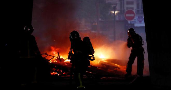 Mairie et immeuble incendiés, tirs de mortiers : nuit de violences dans la métropole de Lyon après la mort de Nahel