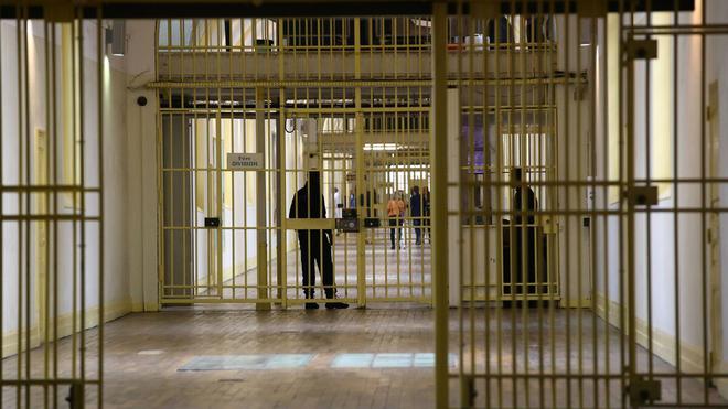 Violences après la mort de Nahel : l’entrée du domaine de la prison de Fresnes attaquée