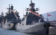 Guerre en Ukraine : Kiev affirme avoir touché par drones un pétrolier et un navire sur une base navale russe