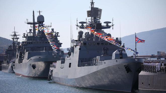Guerre en Ukraine : Kiev affirme avoir touché par drones un pétrolier et un navire sur une base navale russe