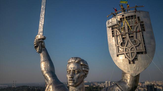 VIDÉO. « Désovietisation » des statues : pourquoi l’Ukraine met un trident à la place de la faucille et du marteau