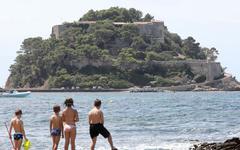 « Équipé pour gérer les crises » : le fort de Brégançon, cellule de diplomatie estivale