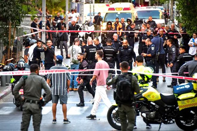 Un Israélien tué dans un attentat à Tel-Aviv.  Le terroriste affilié au Jihad islamique a été neutralisé. Le Shin Bet arrête des suspects impliqués