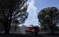 Pyrénées-Orientales : l’incendie « loin d’être éteint », plus de 200 pompiers encore sur place