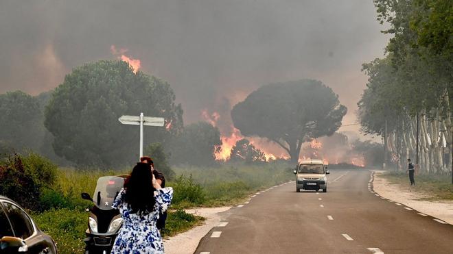 VIDÉO - Pyrénées-Orientales : un violent incendie fixé près d'Argelès-sur-Mer, plus de 3000 personnes évacuées