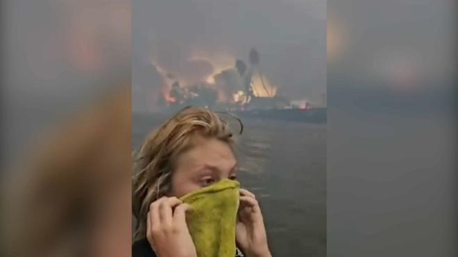 VIDÉO - Incendie à Hawaï : les images des habitants réfugiés dans l'eau pour échapper aux flammes