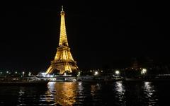 Paris : deux touristes américains ivres passent la nuit dans la Tour Eiffel, une plainte déposée
