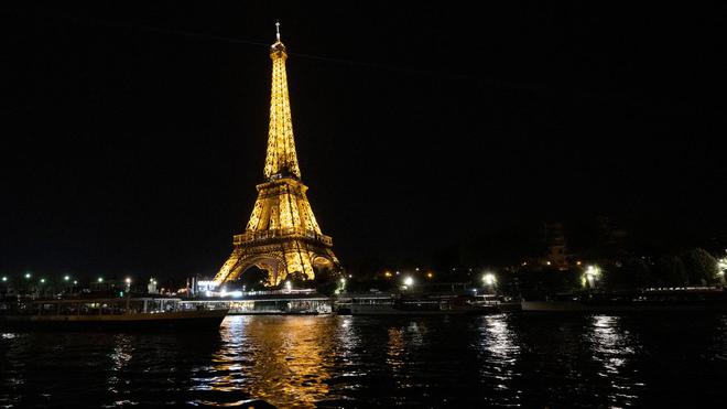 Paris : deux touristes américains ivres passent la nuit dans la Tour Eiffel, une plainte déposée