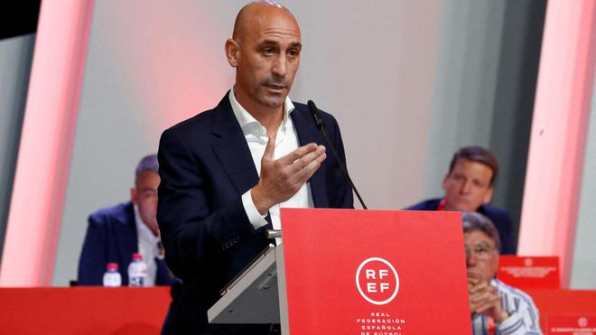 Baiser forcé : Luis Rubiales suspendu provisoirement par la Fifa