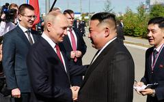 EN IMAGES - Russie : la poignée de main entre Kim Jong Un et Vladimir Poutine