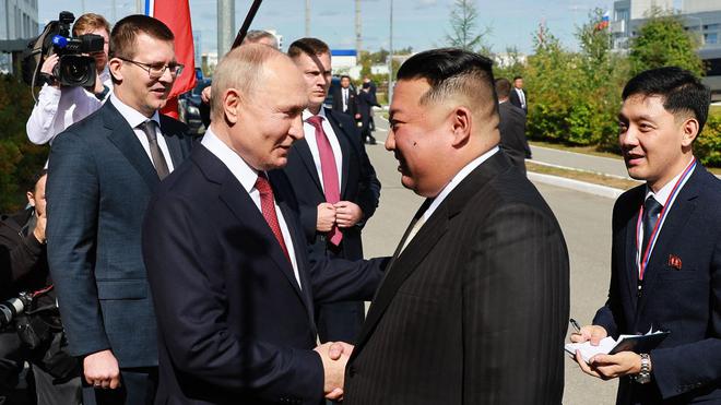 EN IMAGES - Russie : la poignée de main entre Kim Jong Un et Vladimir Poutine