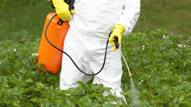 Glyphosate : Bruxelles propose de renouveler pour 10 ans l'autorisation de l'herbicide controversé
