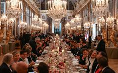 Gérard Larcher et Mick Jagger, Brigitte Macron et Hugh Grant: le plan de table surprenant du dîner avec Charles III