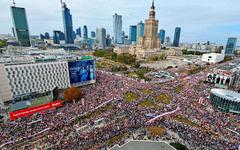 Pologne : «environ un million» de manifestants à Varsovie contre le gouvernement