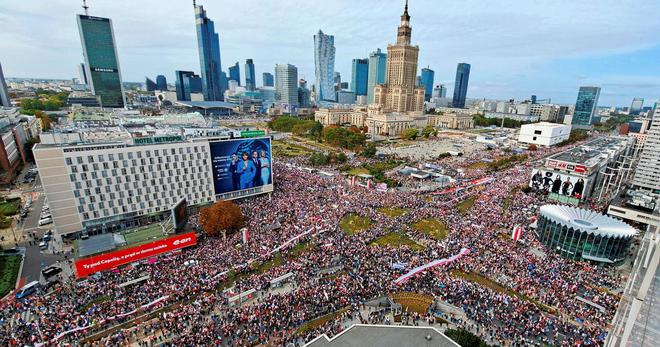 Pologne : «environ un million» de manifestants à Varsovie contre le gouvernement