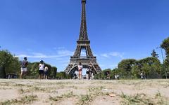 Champ-de-Mars : polémique autour des espaces verts «dégradés» gérés par la mairie de Paris