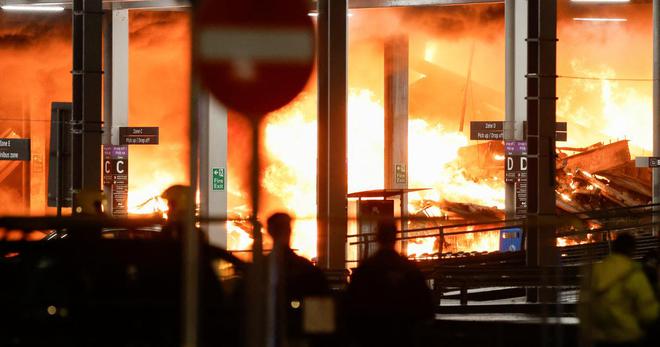 Londres : tous les vols suspendus à l’aéroport de Luton après un incendie d’ampleur
