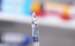 Le ministre de la Santé Aurélien Rousseau a appelé à "un rebond de la vaccination" contre le Covid et contre la grippe pour que "les hôpitaux ne soient pas débordés cet hiver"