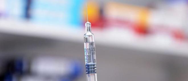 Le ministre de la Santé Aurélien Rousseau a appelé à "un rebond de la vaccination" contre le Covid et contre la grippe pour que "les hôpitaux ne soient pas débordés cet hiver"
