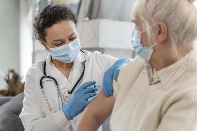 Grippe, bronchiolite, Covid-19 : face aux épidémies de l’hiver, faut-il reporter le masque ?
